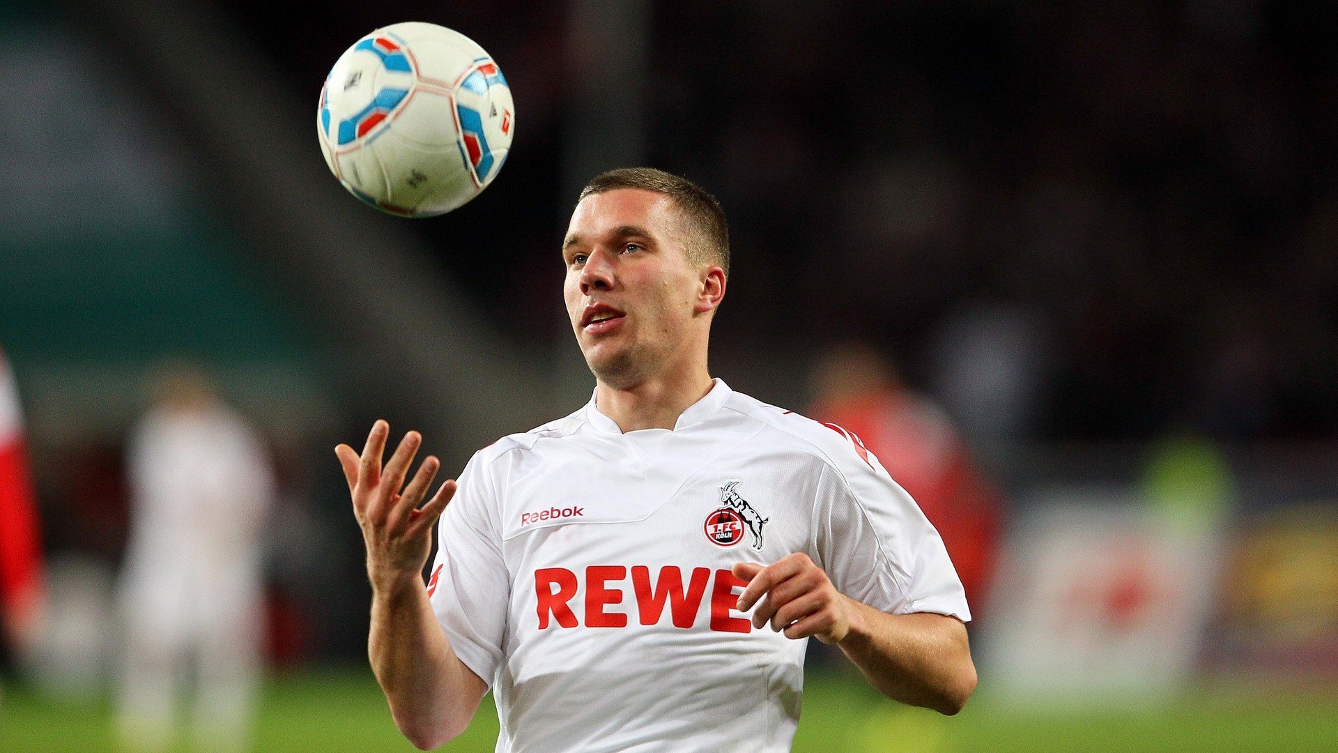 拜仁中场站位流动性强，持续拉扯防线，拜仁 中场